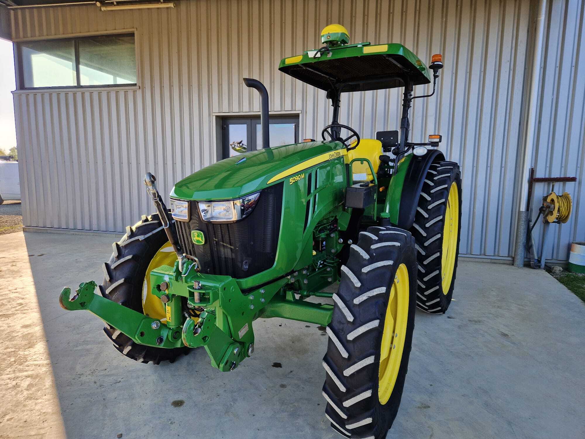 JOHN DEERE 5090M AUTOTRAC – Image 2