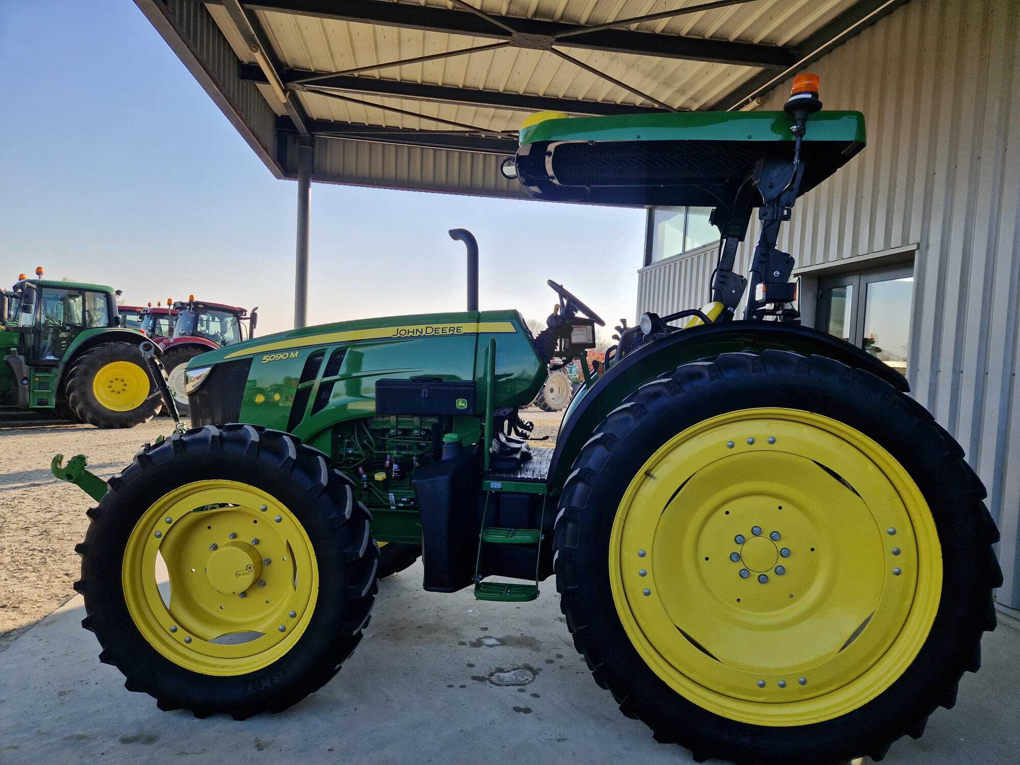 JOHN DEERE 5090M AUTOTRAC – Image 6