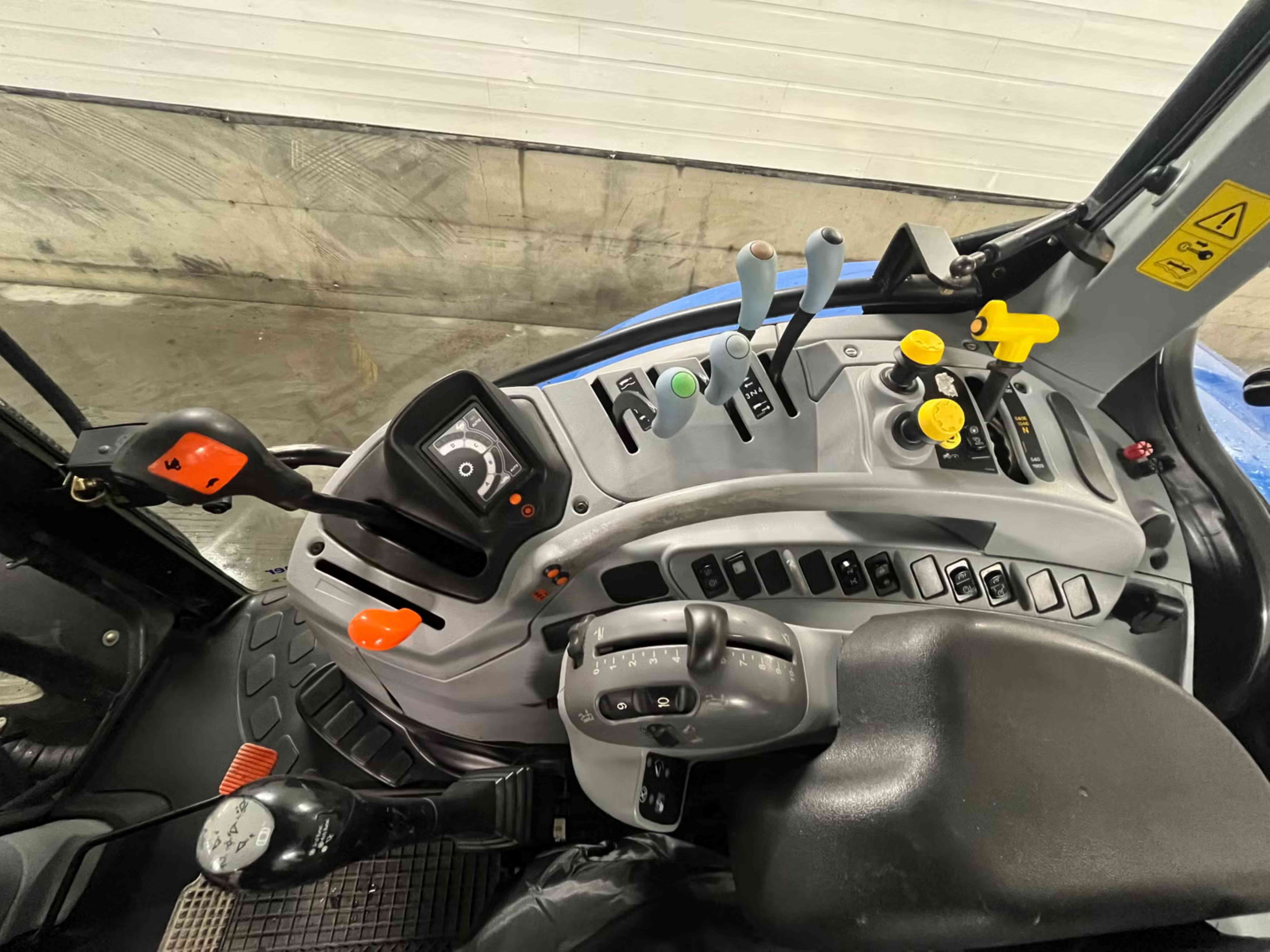 NEW HOLLAND T6050 Elite – Image 5