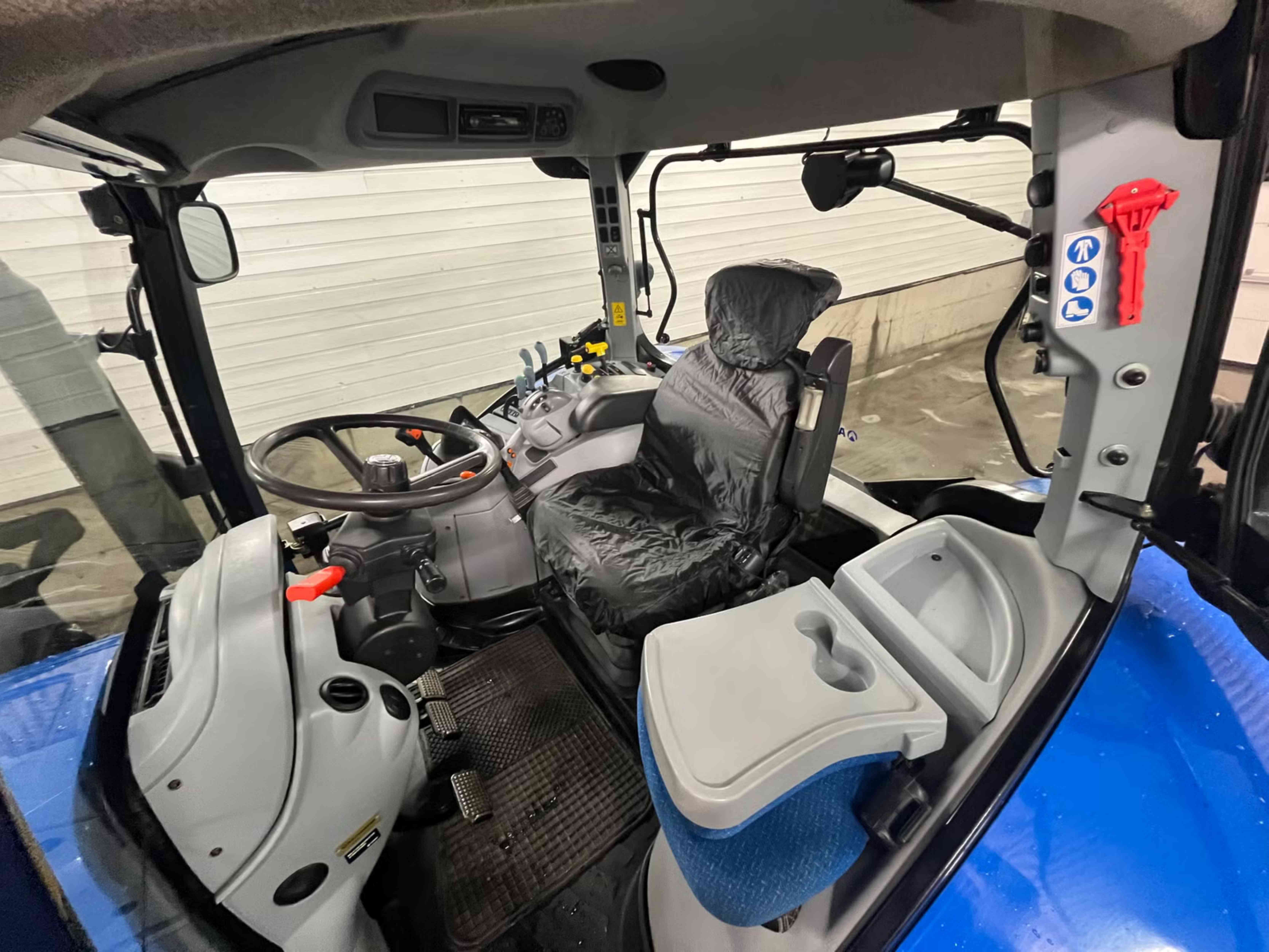 NEW HOLLAND T6050 Elite – Image 3